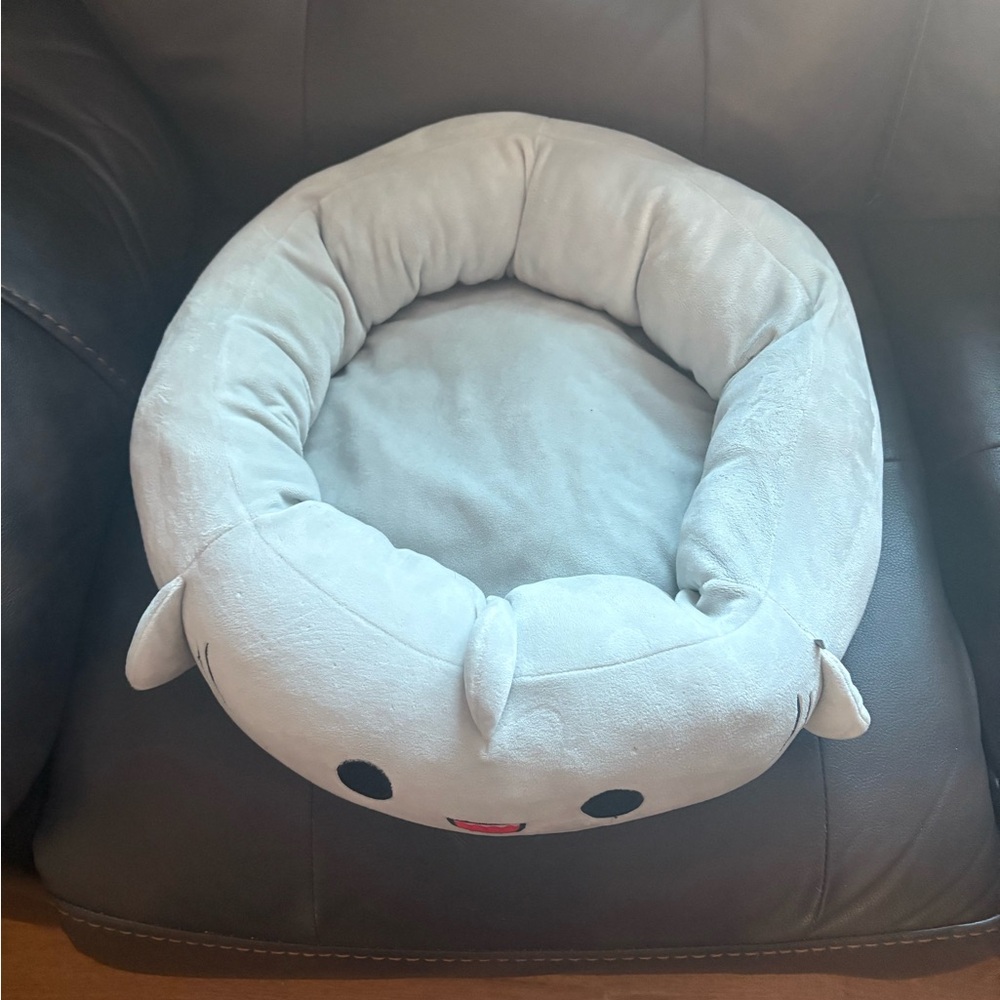 Gray Squishmallow pet bed: euc shows no sign of wear
